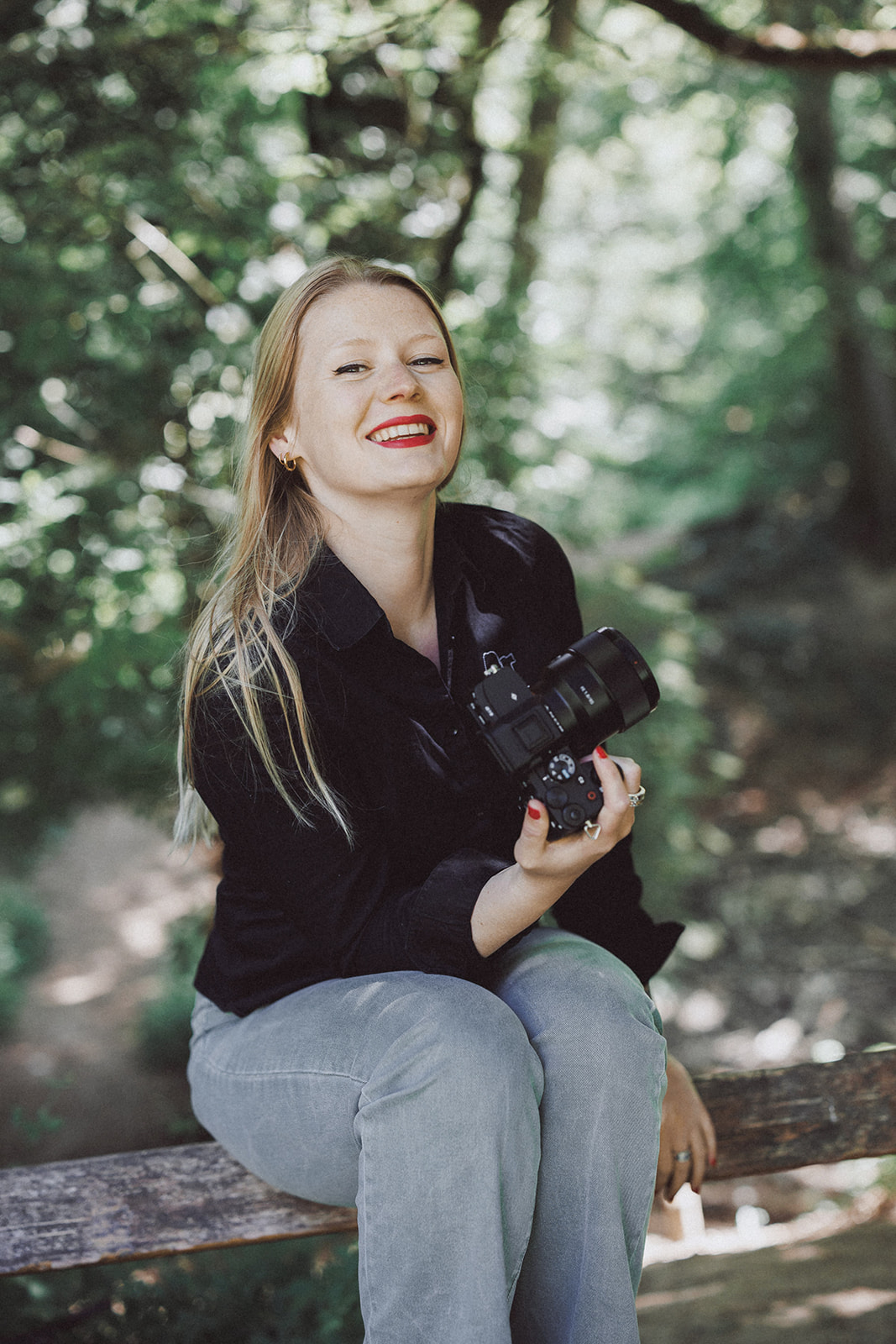 Lucie, photographe Kiki Photo, appareil photo en main